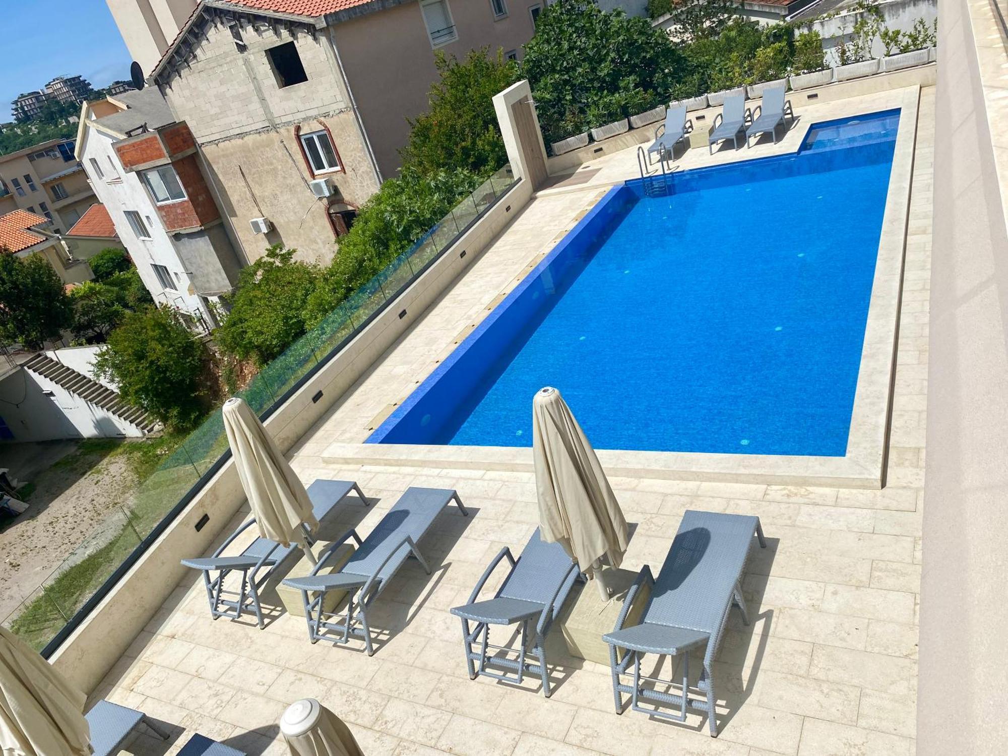Royal Pool Elia Residnece *